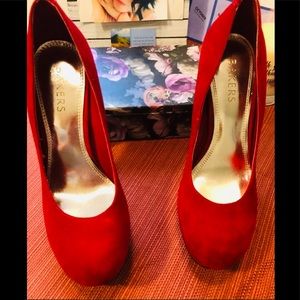 🎄👠Bakers - Beautiful Red Platform heels.